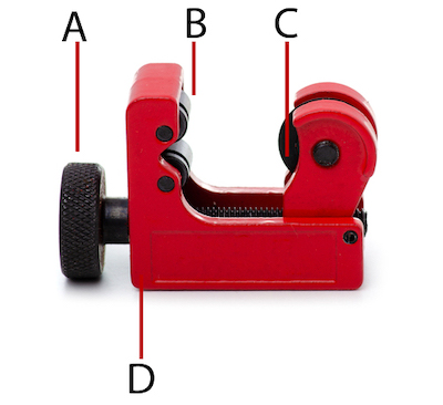 Máy cắt ống có thể điều chỉnh: Tay cầm (A), con lăn (B), bánh xe (C) và thân chính (D).